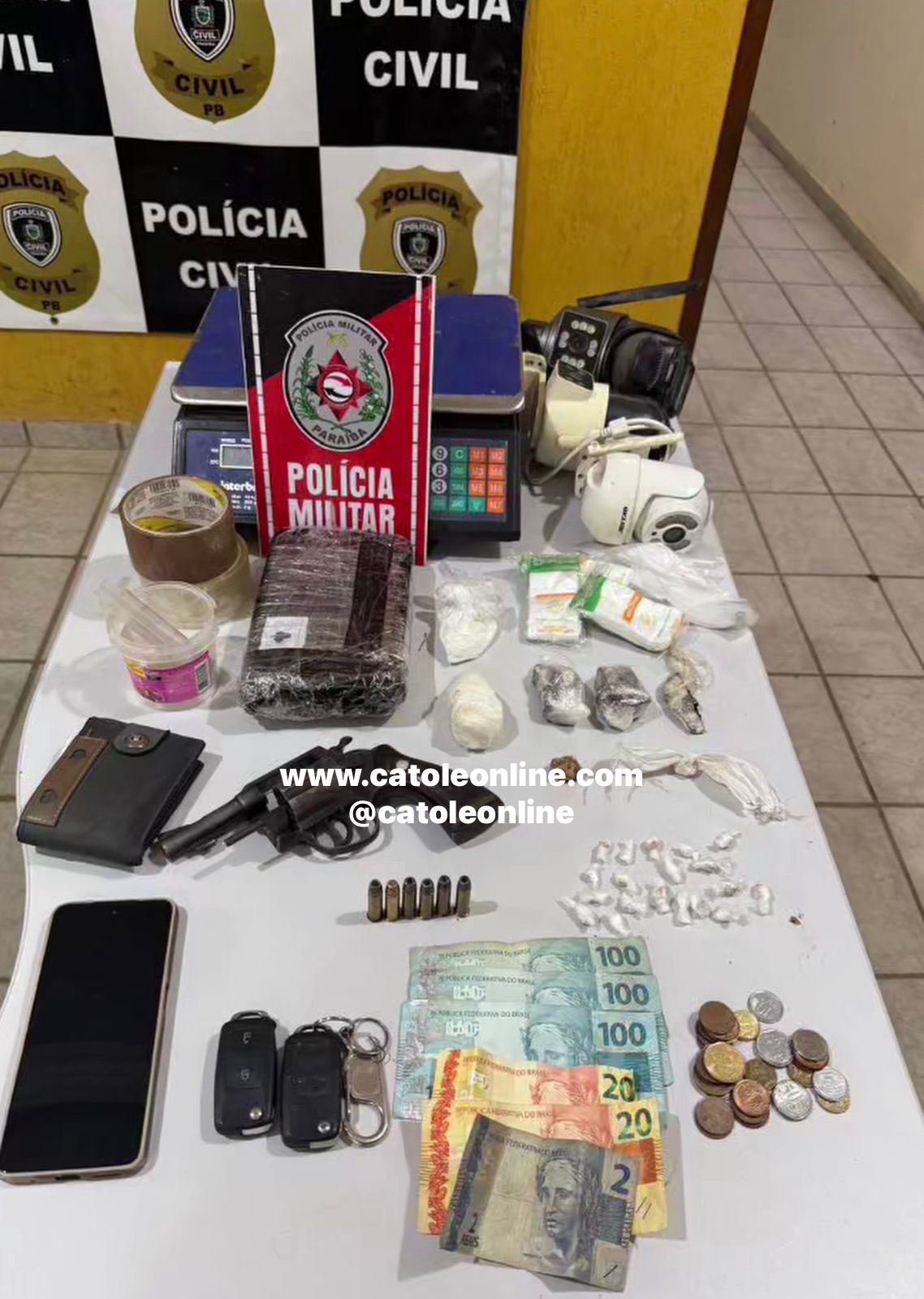 Indivíduo é preso com arma e droga e “cabueta” bocas de fumo em Catolé do Rocha; entorpecentes, dinheiro e câmeras foram apreendidas